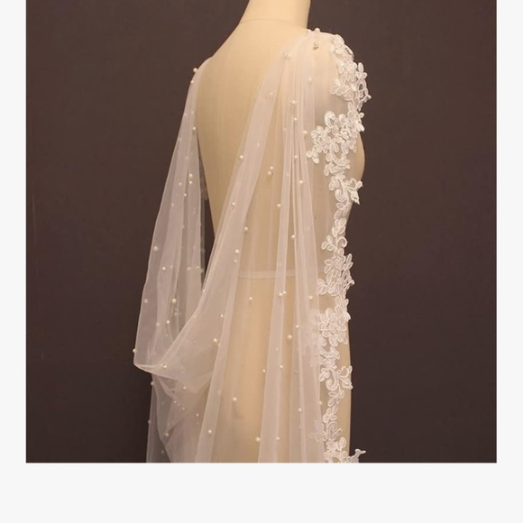 Elegant Sheer White Bridal Veil - Picture 2 of 2